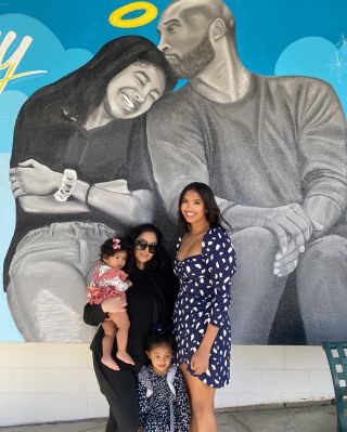 Vanessa Bryant, la viuda del fallecido basquetbolista estadounidense Kobe Bryant, publicó este lunes la primera foto de su familia