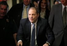 Weinstein sufrió caída en prisión de Nueva York, a menos de 2 día de su condena Harvey Weinstein, hallado culpable el mes pasado en Nueva York de violación y agresión sexual, ha sufrido una caída este domingo en la prisión de Rikers Island.
