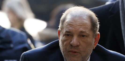 El juez de la Corte Suprema de Nueva York James Burke condenó este miércoles a 23 años de prisión al ex productor de cine Harvey Weinstein.