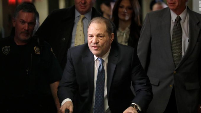 Harvey Weinstein, hallado culpable el mes pasado en Nueva York de violación y agresión sexual, ha sufrido una caída este domingo en la prisión de Rikers Island.