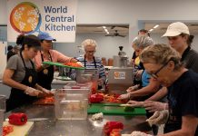 Una paella con sabor a Latinoamérica En el comedor, voluntarios y personal de World Central Kitchen, la organización no gubernamental fundada por el popular cocinero español José Andrés, sirven cada noche la cena para alrededor de 1.000 de las entre 2.000 y 2.500 personas que allí residen.