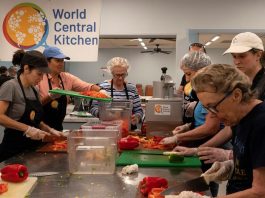 En el comedor, voluntarios y personal de World Central Kitchen, la organización no gubernamental fundada por el popular cocinero español José Andrés, sirven cada noche la cena para alrededor de 1.000 de las entre 2.000 y 2.500 personas que allí residen.