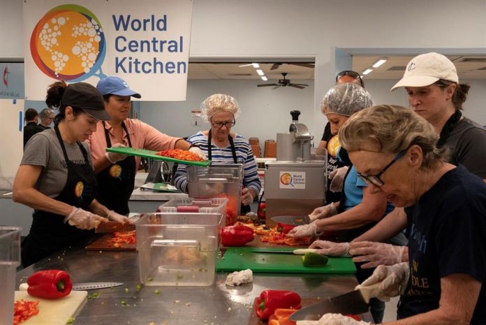 En el comedor, voluntarios y personal de World Central Kitchen, la organización no gubernamental fundada por el popular cocinero español José Andrés, sirven cada noche la cena para alrededor de 1.000 de las entre 2.000 y 2.500 personas que allí residen.