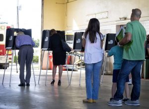 El Gobierno de Estados Unidos pidi&oacute; este lunes, en la v&iacute;spera del supermartes de primarias -donde 14 estados est&aacute;n llamados a las urnas simult&aacute;neamente-, a sus ciudadanos "que sean conscientes de que actores extranjeros -a los que no identificaron- contin&uacute;an tratando de influir" en sus comicios.