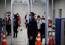 Nayib Bukele, ordenó este lunes el cierre de la pista de aterrizaje del Aeropuerto Internacional "Óscar Arnulfo Romero" ante la llegada de un vuelo comercial procedente de México en el que supuestamente viajan 12 personas contagiadas con el COVID-19.