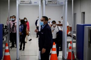 Nayib Bukele, orden&oacute; este lunes el cierre de la pista de aterrizaje del Aeropuerto Internacional "&Oacute;scar Arnulfo Romero" ante la llegada de un vuelo comercial procedente de M&eacute;xico en el que supuestamente viajan 12 personas contagiadas con el COVID-19.