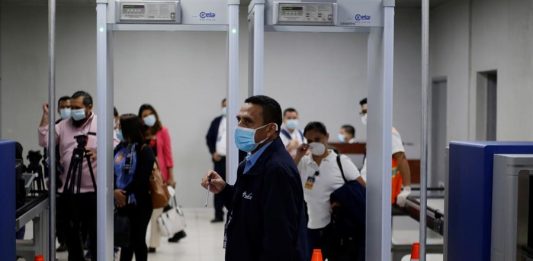 Nayib Bukele, ordenó este lunes el cierre de la pista de aterrizaje del Aeropuerto Internacional "Óscar Arnulfo Romero" ante la llegada de un vuelo comercial procedente de México en el que supuestamente viajan 12 personas contagiadas con el COVID-19.
