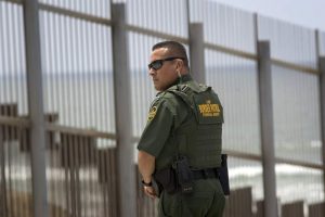 El proyecto, conocido como HB20-1188 e impulsado por el representante estatal Dave Williams (republicano), busca que los uniformados locales puedan actuar como agentes de inmigración