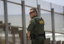 El proyecto, conocido como HB20-1188 e impulsado por el representante estatal Dave Williams (republicano), busca que los uniformados locales puedan actuar como agentes de inmigración