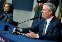 La ciudad de Nueva York, que reporta 63 muertes y más de 9.650 casos de coronavirus, incrementó las medidas de precaución y dispuso dejar en libertad a reclusos de bajo perfil y con alto riesgo de contagio de la cárcel municipal de Rikers, informó el alcalde Bill de Blasio