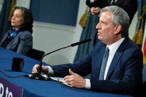 La ciudad de Nueva York, que reporta 63 muertes y más de 9.650 casos de coronavirus, incrementó las medidas de precaución y dispuso dejar en libertad a reclusos de bajo perfil y con alto riesgo de contagio de la cárcel municipal de Rikers, informó el alcalde Bill de Blasio