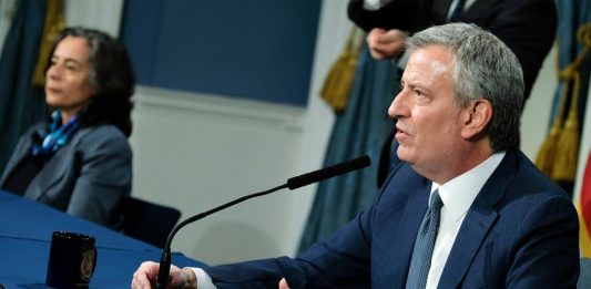 La ciudad de Nueva York, que reporta 63 muertes y más de 9.650 casos de coronavirus, incrementó las medidas de precaución y dispuso dejar en libertad a reclusos de bajo perfil y con alto riesgo de contagio de la cárcel municipal de Rikers, informó el alcalde Bill de Blasio