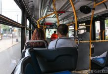 Nueva York premia a una aplicación española que guía a personas ciegas en el transporte En su batalla contra el avance del coronavirus en Nueva York, la Autoridad Metropolitana de Autobuses pondrá en macha a partir del próximo lunes en esta ciudad que los usuarios aborden y salgan de los autobuses por las puertas traseras