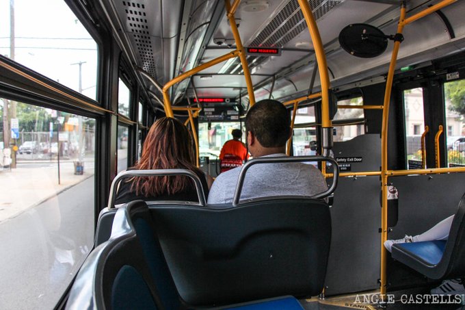 autobuses de Nueva York En su batalla contra el avance del coronavirus en Nueva York, la Autoridad Metropolitana de Autobuses pondrá en macha a partir del próximo lunes en esta ciudad que los usuarios aborden y salgan de los autobuses por las puertas traseras