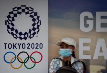 El COI confirma que los JJOO de Tokio se posponen hasta 2021 El Comité Olímpico Internacional cedió hoy finalmente a las presiones de federaciones y gobiernos y confirmó en un comunicado que los Juegos Olímpicos de Tokio se posponen "hasta el verano del año 2021, como muy tarde"