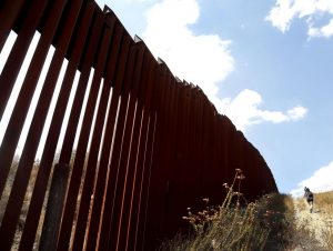Una coalici&oacute;n de m&aacute;s de 100 organizaciones de derechos civiles exigi&oacute; este jueves al Departamento de Seguridad Nacional y al Departamento de Defensa suspender de inmediato la construcci&oacute;n del muro en la frontera con M&eacute;xico