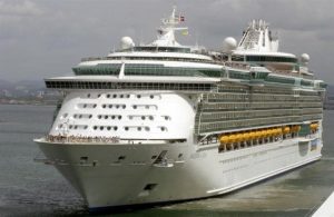 El crucero Caribbean Princess pudo atracar este miércoles en el puerto Everglades de Fort Lauderdale después de demostrarse con análisis clínicos que no había tripulantes con coronavirus a bordo.