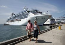 Brote de mal gastrointestinal obliga a crucero regresar a puerto en Florida El crucero Caribbean Princess regresó este sábado, un día antes de lo previsto, al puerto Everglades, en Fort Lauderdale, con unos 228 pasajeros y 17 tripulantes aquejados de problemas gastrointestinales.