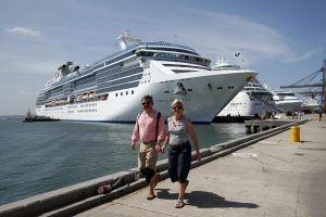 El crucero Caribbean Princess regres&oacute; este s&aacute;bado, un d&iacute;a antes de lo previsto, al puerto Everglades, en Fort Lauderdale, con unos 228 pasajeros y 17 tripulantes aquejados de problemas gastrointestinales.