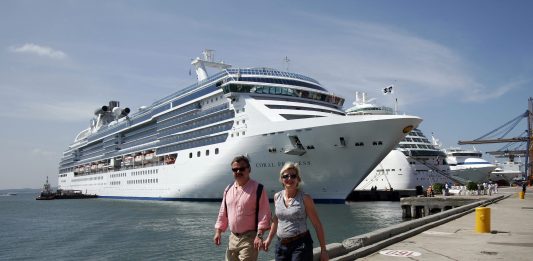 El crucero Caribbean Princess regresó este sábado, un día antes de lo previsto, al puerto Everglades, en Fort Lauderdale, con unos 228 pasajeros y 17 tripulantes aquejados de problemas gastrointestinales.