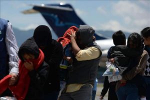 Un grupo de congresistas demócratas liderado por la senadora Dianne Feinstein presionó este lunes al secretario interino del Departamento de Seguridad Nacional, Chad Wolf, para exigirle que detenga las deportaciones de los niños no acompañados.