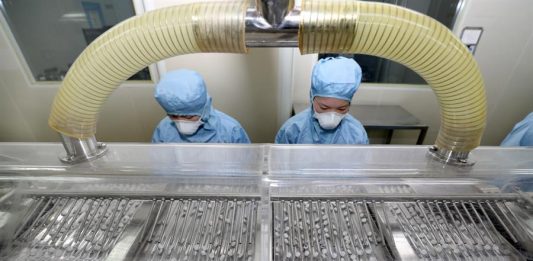 El gigante farmacéutico nipón Takeda anunció hoy que está desarrollando un fármaco contra el nuevo coronavirus y afirmó que está en contacto con reguladores de todo el mundo para acelerar su salida al mercado.