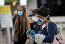 Miles de ecuatorianos en el exterior por pandemia exigen regresar a su país Entre 1.700 y 4.000 ecuatorianos, según distintas fuentes, se encuentran en el extranjero sin la opción de poder ingresar al territorio nacional debido al cierre de fronteras por el COVID-19