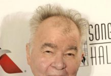 John Prine, gran figura del folk, está en estado crítico por coronavirus John Prine, una gran e influyente figura del folk estadounidense, se encuentra hospitalizado en estado crítico por coronavirus.