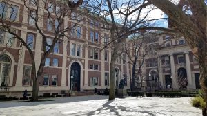 Los grandes ventanales coronados con arcos de medio punto y las paredes revestidas de madera del comedor de la residencia John Jay, en la Universidad de Columbia de Nueva York, permiten imaginar cómo podía ser aquel comedor hace 90 años