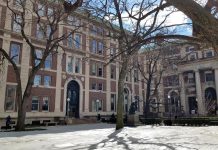 Los grandes ventanales coronados con arcos de medio punto y las paredes revestidas de madera del comedor de la residencia John Jay, en la Universidad de Columbia de Nueva York, permiten imaginar cómo podía ser aquel comedor hace 90 años