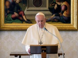El papa Francisco instó este domingo a las autoridades a tomar medidas en las cárceles para que evitar que se produzcan tragedias debido a la pandemia del coronavirus
