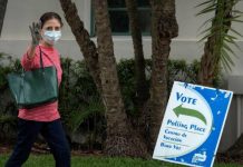 Guantes, alguna mascarilla, distancia de seguridad, mucho desinfectante y, sobre todo, pocos votantes es lo que se ha podido ver este martes en los centros electorales del sureste de Florida