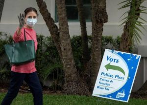 Guantes, alguna mascarilla, distancia de seguridad, mucho desinfectante y, sobre todo, pocos votantes es lo que se ha podido ver este martes en los centros electorales del sureste de Florida