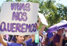 La marcha, convocada por esa coalición, transcurrió desde la calle que conduce a La Fortaleza, sede del Ejecutivo, hasta el Capitolio y en ella también se reclamaron la igualdad de derechos y la equidad salarial.