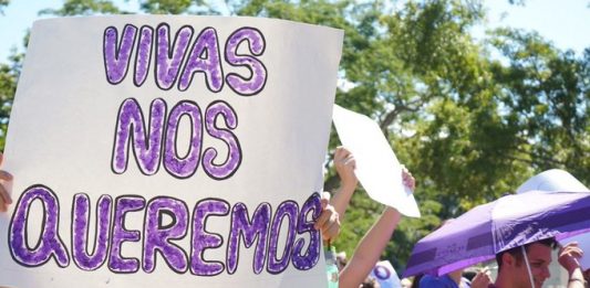 La marcha, convocada por esa coalición, transcurrió desde la calle que conduce a La Fortaleza, sede del Ejecutivo, hasta el Capitolio y en ella también se reclamaron la igualdad de derechos y la equidad salarial.