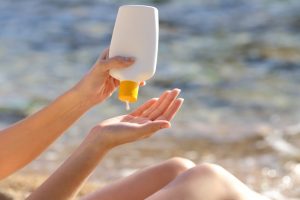 Una falta de cultura de fotoprotecci&oacute;n y los altos precios que representa adquirir un protector solar son factores que inciden en el incremento de casos de c&aacute;ncer de piel 