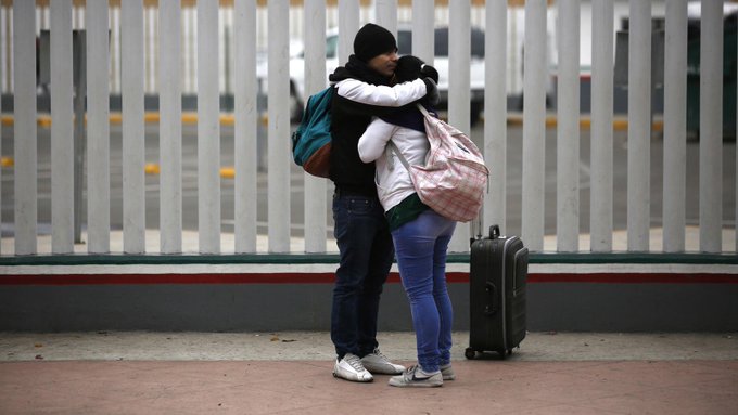 Este domingo, la Oficina Ejecutiva de Revisión de Inmigración (EOIR) ya había anunciado que suspendía las audiencias preliminares de extranjeros no detenidos.