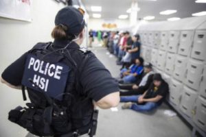 Una jueza federal en Nueva York ha ordenado la liberaci&oacute;n inmediata de diez inmigrantes bajo custodia del Servicio de Control de Inmigraci&oacute;n y Aduanas