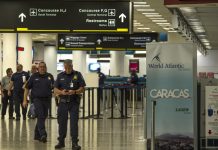 Un oficial migratorio del Aeropuerto Internacional de Miami fue arrestado este miércoles y enfrenta cargos de incitar a una niña a participar en actividades sexuales