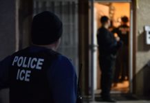 Los últimos operativos de alta "visibilidad" del Servicio de Inmigración y Aduanas están "diseñados" para desaminar a los inmigrantes y a sus familiares a participar en el censo que arranca este jueves.