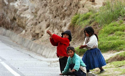 pobreza en ecuador Mujeres indígenas con sus niños a cuestas o inmigrantes venezolanos que viven al día de la venta ambulante en cruces y calles, hacen caso omiso de las medidas adoptadas en Ecuador para afrontar el coronavirus
