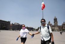 El Gobierno mexicano comenzó este lunes un plan de cuatro semanas para contener el COVID-19 con el reto de suspender actividades no esenciales en un país con 52 millones de pobres y más de la mitad de los trabajadores en la informalidad.