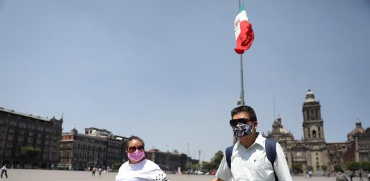 El Gobierno mexicano comenzó este lunes un plan de cuatro semanas para contener el COVID-19 con el reto de suspender actividades no esenciales en un país con 52 millones de pobres y más de la mitad de los trabajadores en la informalidad.
