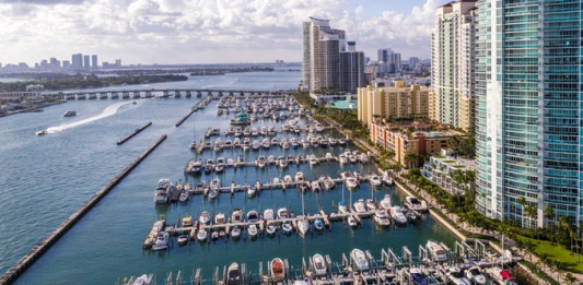Las imágenes de las fiestas que se organizan en botes anclados en la bahía de Vizcaya, en Miami, en plena pandemia del coronavirus, cuando los casos aumentan en Florida a un ritmo de 100 o más por día, han colmado la paciencia de las autoridades.