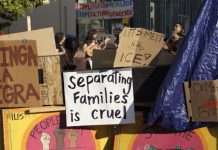 La organización latina Raíces ha colocado carteles de niños encerrados en jaulas en California, Texas y Massachusetts como protesta contra la política migratoria de la Administración del presidente Donald Trump.