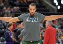 Gobert publica un video pidiendo a la gente mantenerse segura Rudy Gobert, el primer jugador de la NBA que dio positivo por el coronavirus COVID-19, grabó un video publicado por la NBA en el que insta a las personas a tomar las precauciones adecuadas