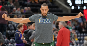 Rudy Gobert, el primer jugador de la NBA que dio positivo por el coronavirus COVID-19, grab&oacute; un video publicado por la NBA en el que insta a las personas a tomar las precauciones adecuadas 