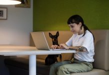 La pandemia del coronavirus ha obligado a muchas empresas a enviar a su personal a trabajar desde casa, pero esta no es una solución para todos los segmentos de la fuerza laboral