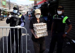 Decenas de vendedores fueron desalojados este lunes en Honduras por desobedecer el toque de queda absoluto impuesto para enfrentar el coronavirus en el país