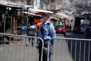 Decenas de vendedores fueron desalojados este lunes en Honduras por desobedecer el toque de queda absoluto impuesto para enfrentar el coronavirus en el país